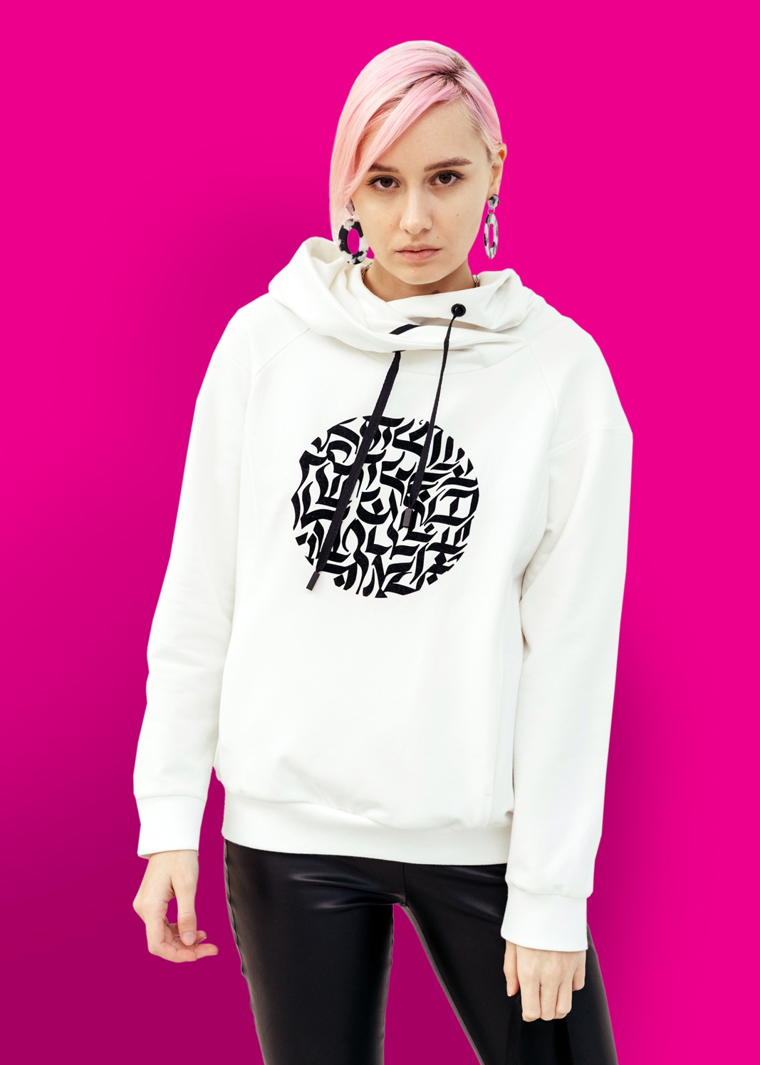 Девушка в худи, модель White Line, Худи с авторским принтом /бархат/, стоимостью - 6900