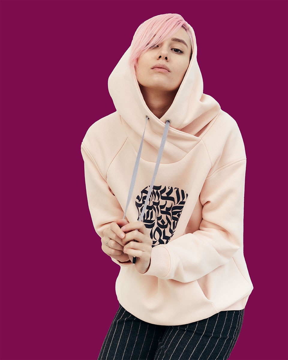Девушка в худи, модель Soft Peach, Худи с авторским принтом /бархат/, стоимостью - 6900