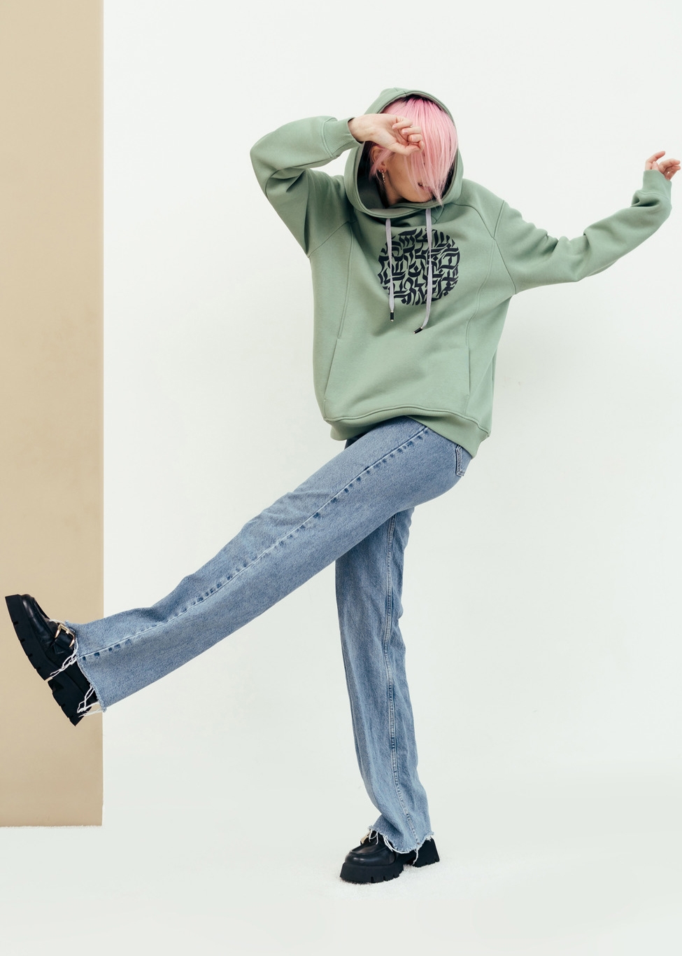 Девушка в худи, модель Light Mint, худи с авторским принтом /бархат/, стоимостью - 6900