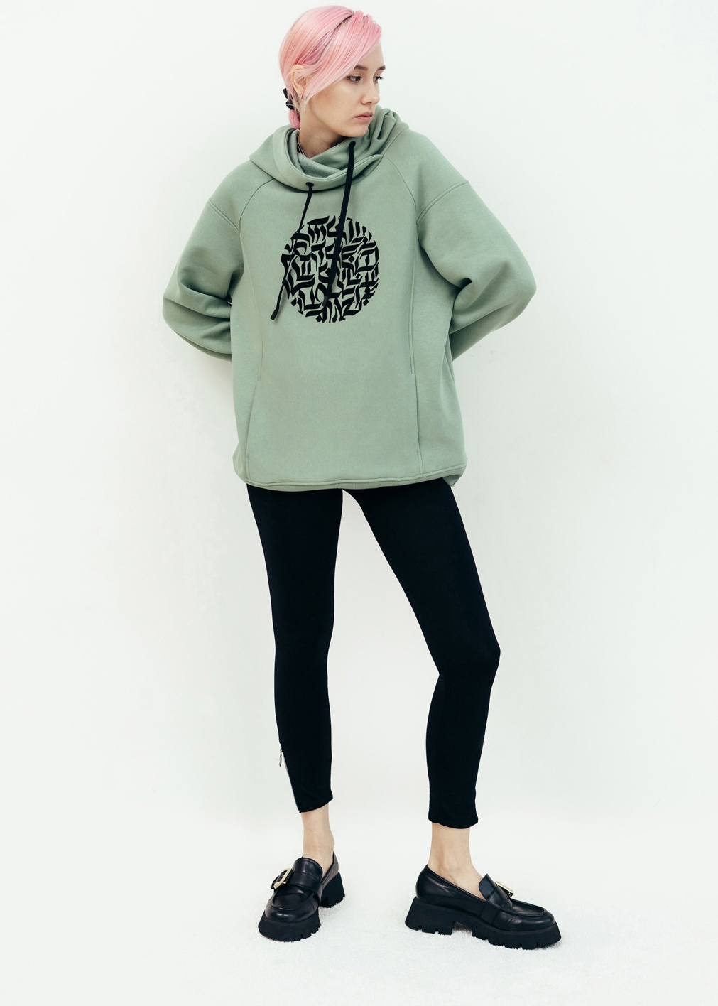 Девушка в худи, модель Light Mint Oversize, Худи с авторским принтом /бархат/, стоимостью - 6900