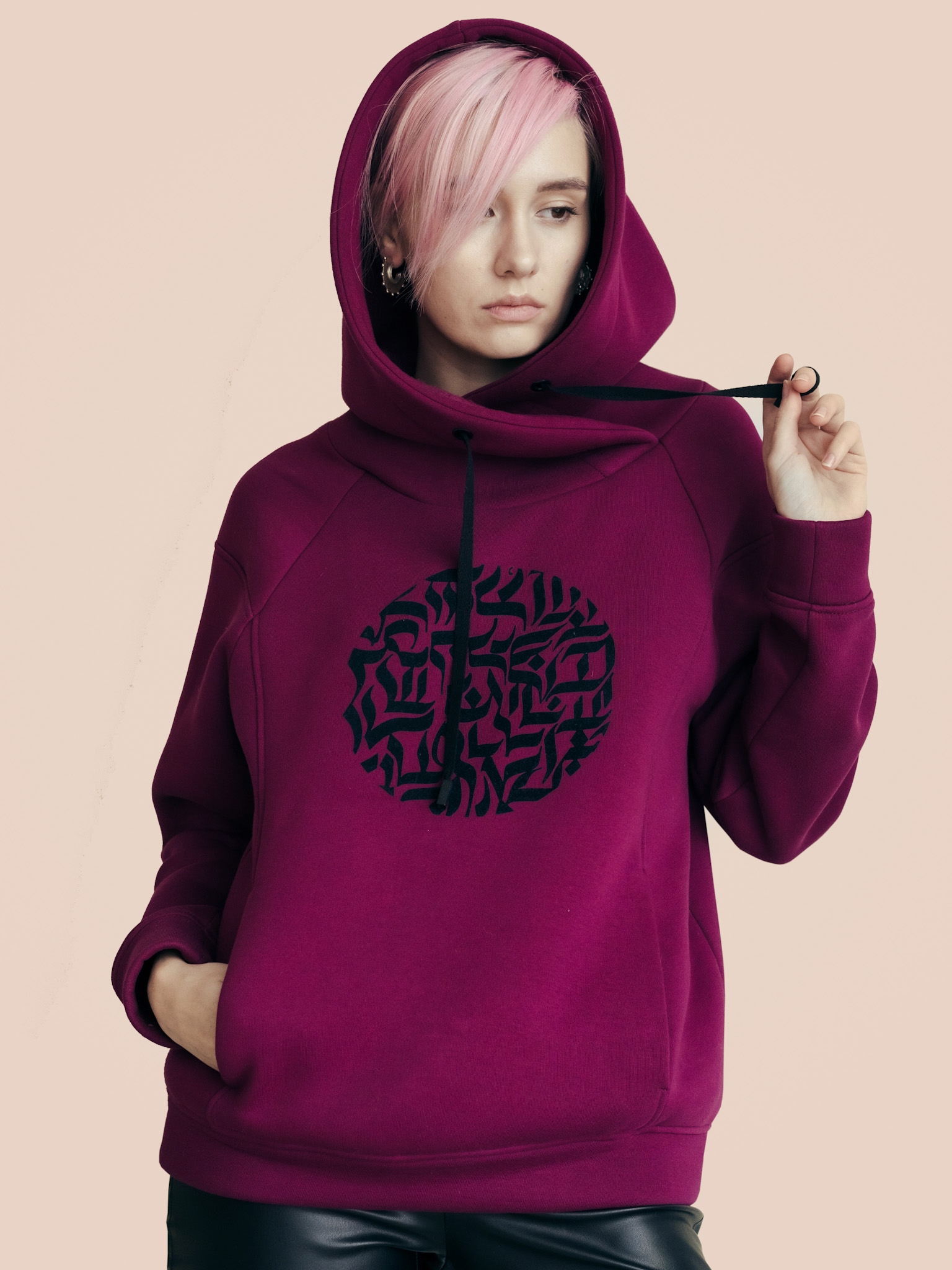Девушка в худи, модель Viva Magenta Oversize, Худи с авторским принтом /бархат/, стоимостью - 6900