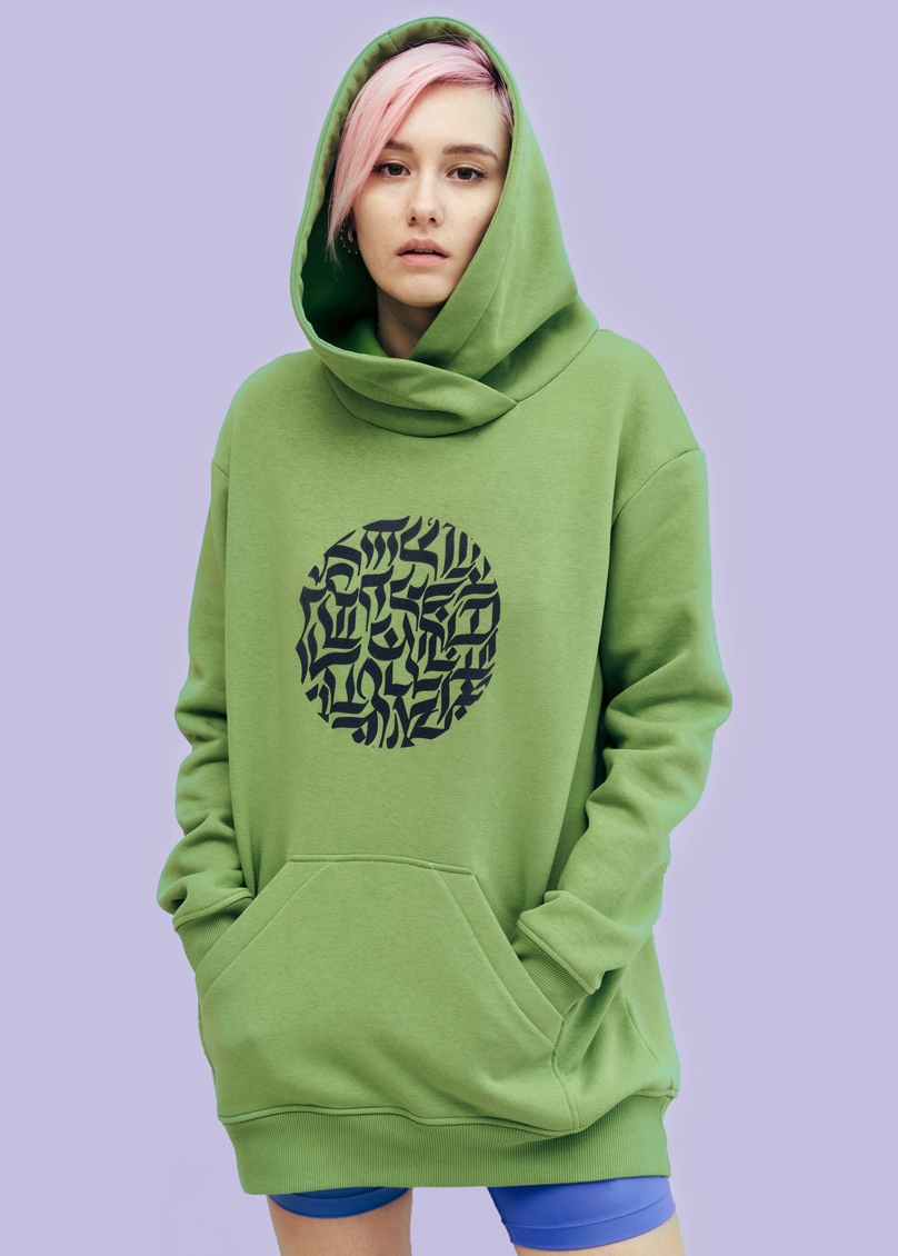 Девушка в худи, модель Green Tea Oversize, Худи с авторским принтом /бархат/, стоимостью - 6900