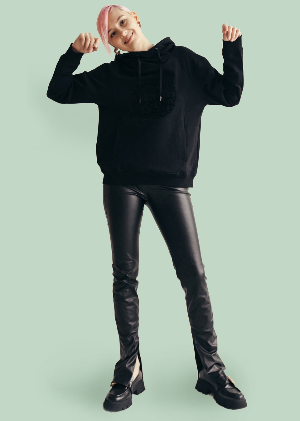 Девушка в худи, модель Lucky Black, Худи с авторским принтом /бархат/, стоимостью - 6900